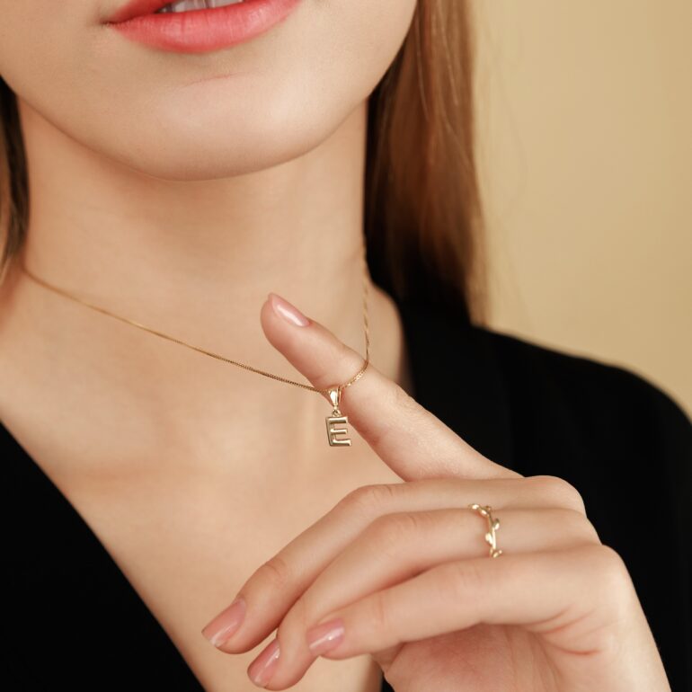 auksinis-pakabukas-inicialas-raidė-E