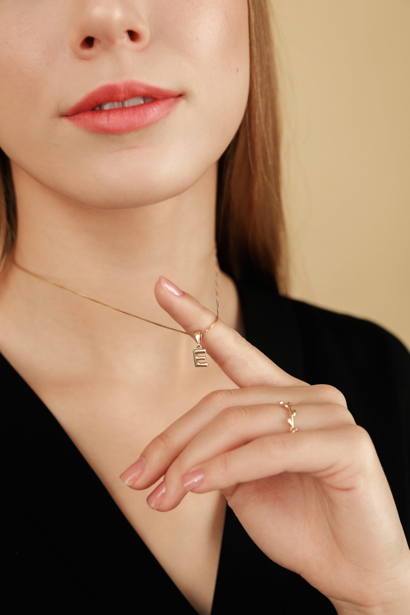 auksinis-pakabukas-inicialas-raidė-E