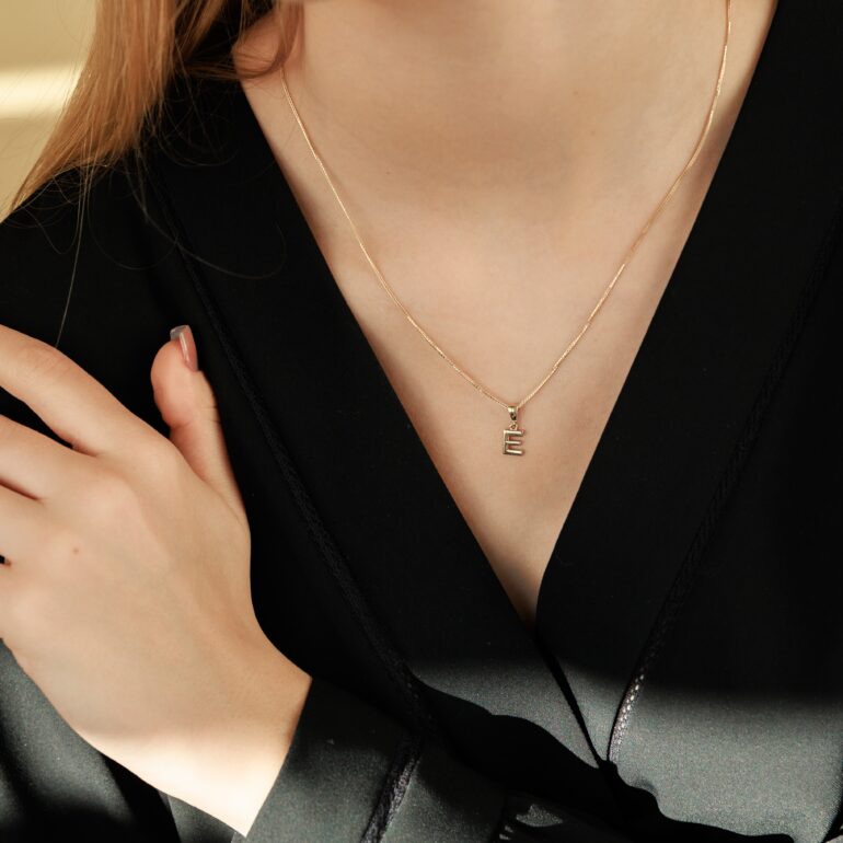 auksinis-pakabukas-inicialas-raidė-E