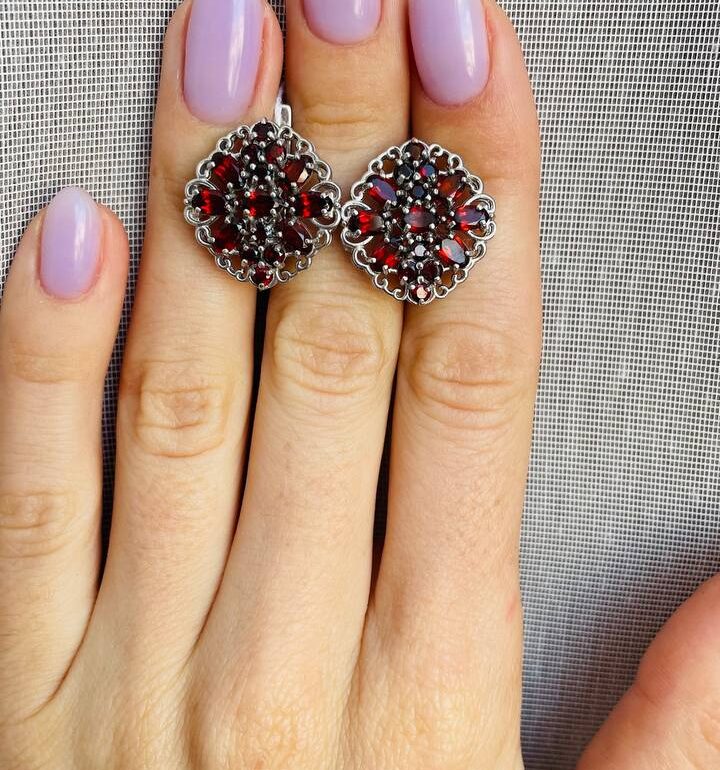 Sidabriniai auskarai su granatais