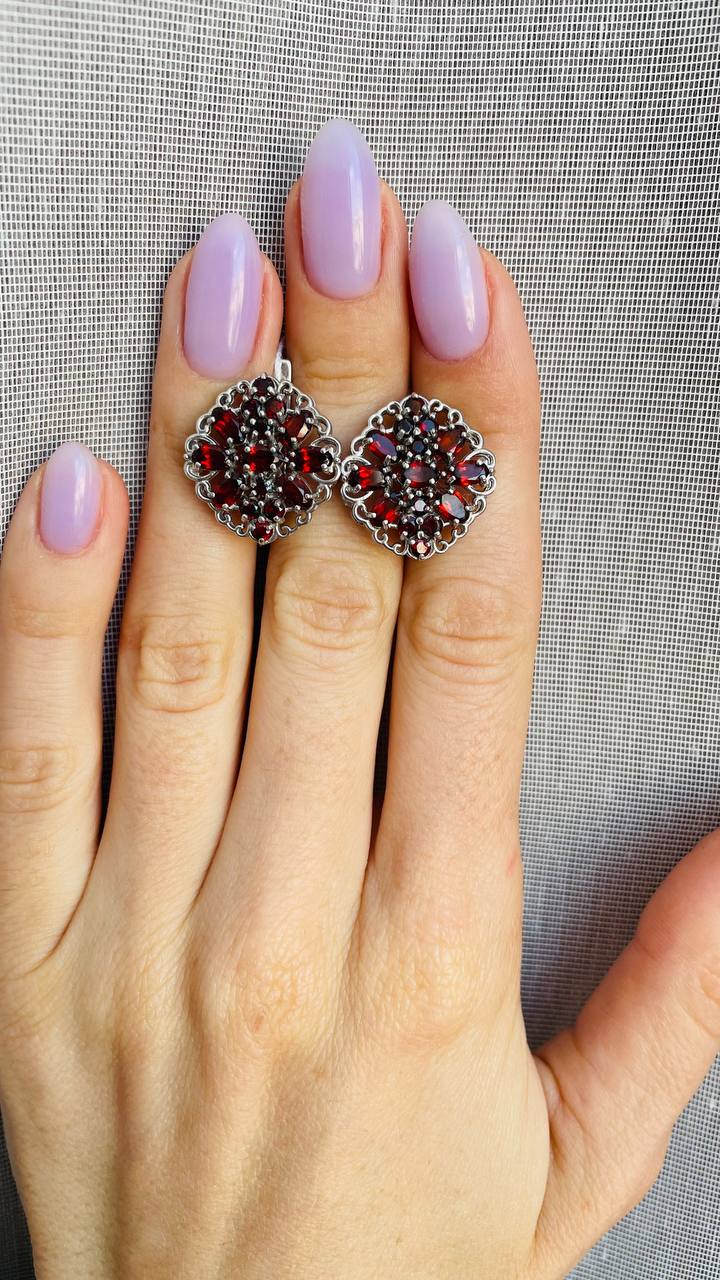 Sidabriniai auskarai su granatais