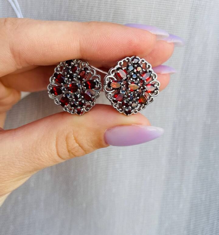 Sidabriniai auskarai su granatais