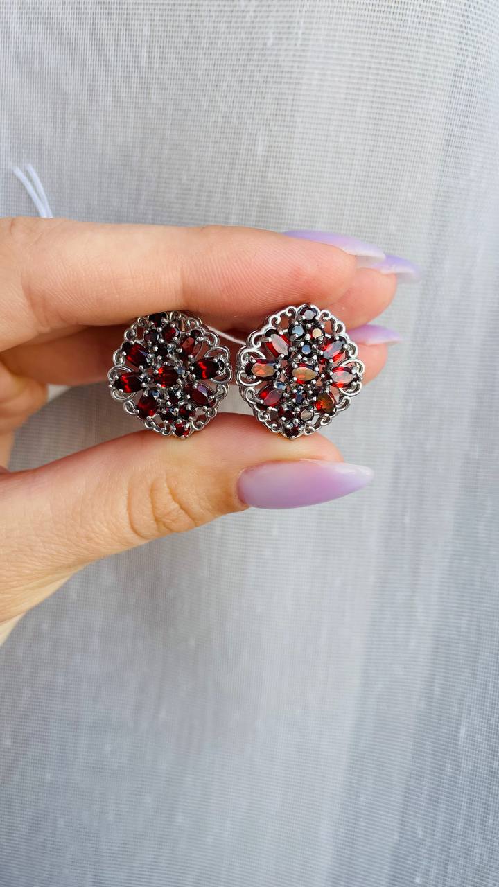 Sidabriniai auskarai su granatais