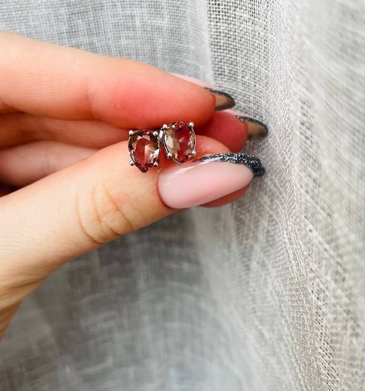 Lašo formos sidabriniai užsukami auskarai su sultanitais