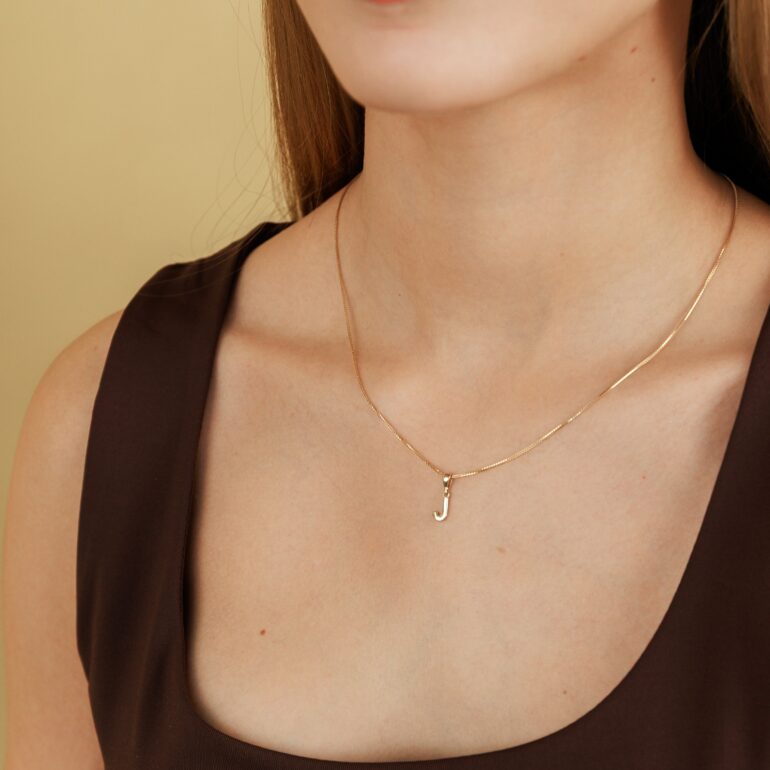 Auksinis pakabukas - inicialas-raidė-J