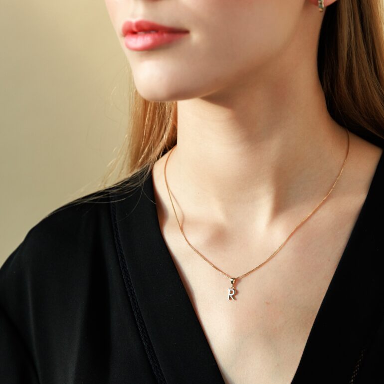 auksinis-pakabukas-inicialas-raidė-R