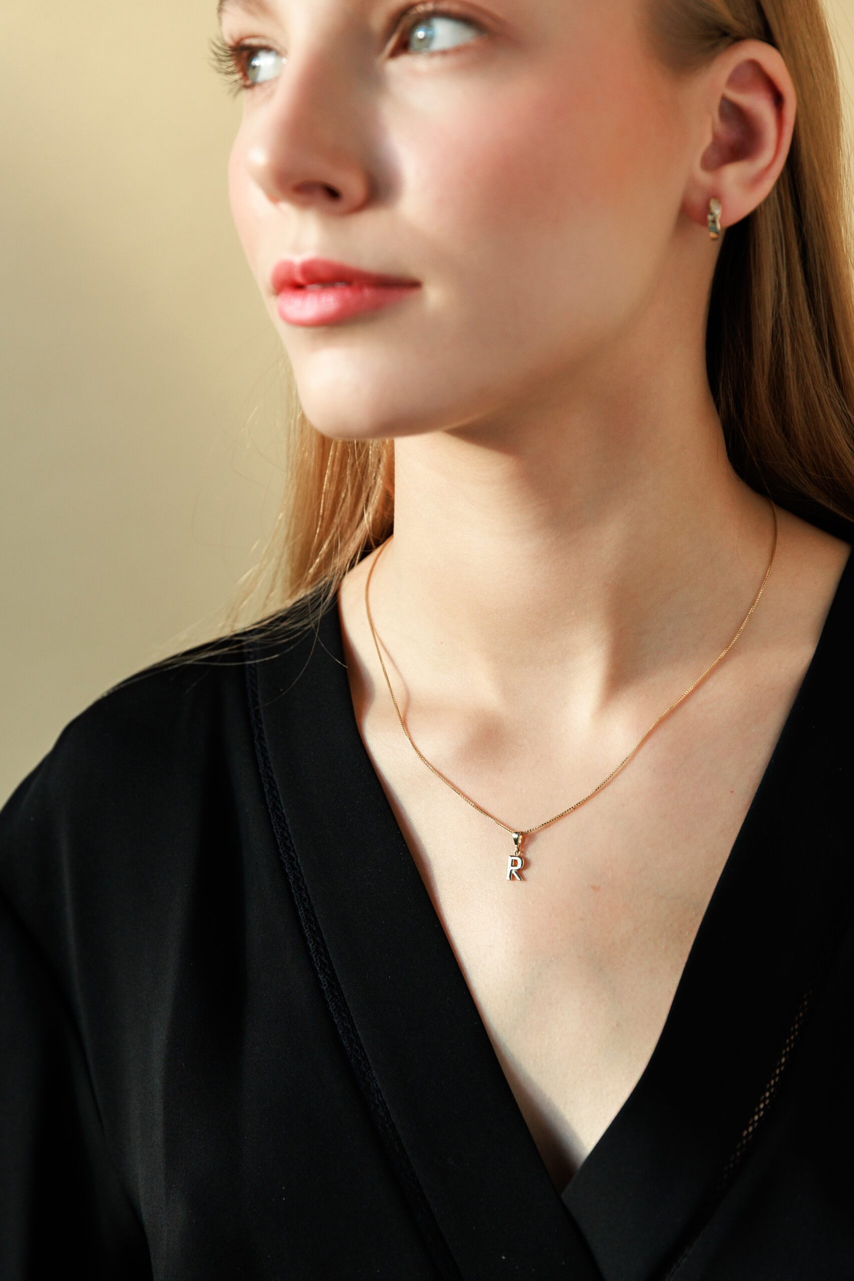 auksinis-pakabukas-inicialas-raidė-R