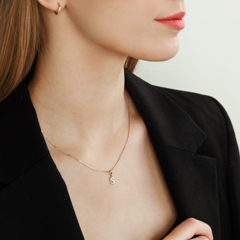 auksinis-pakabukas-inicialas-raidė-S