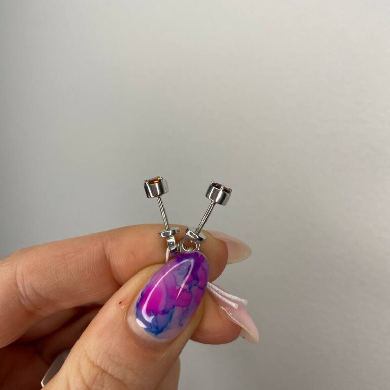 Sidabriniai užsukami auskarai su oranžiniais granatais