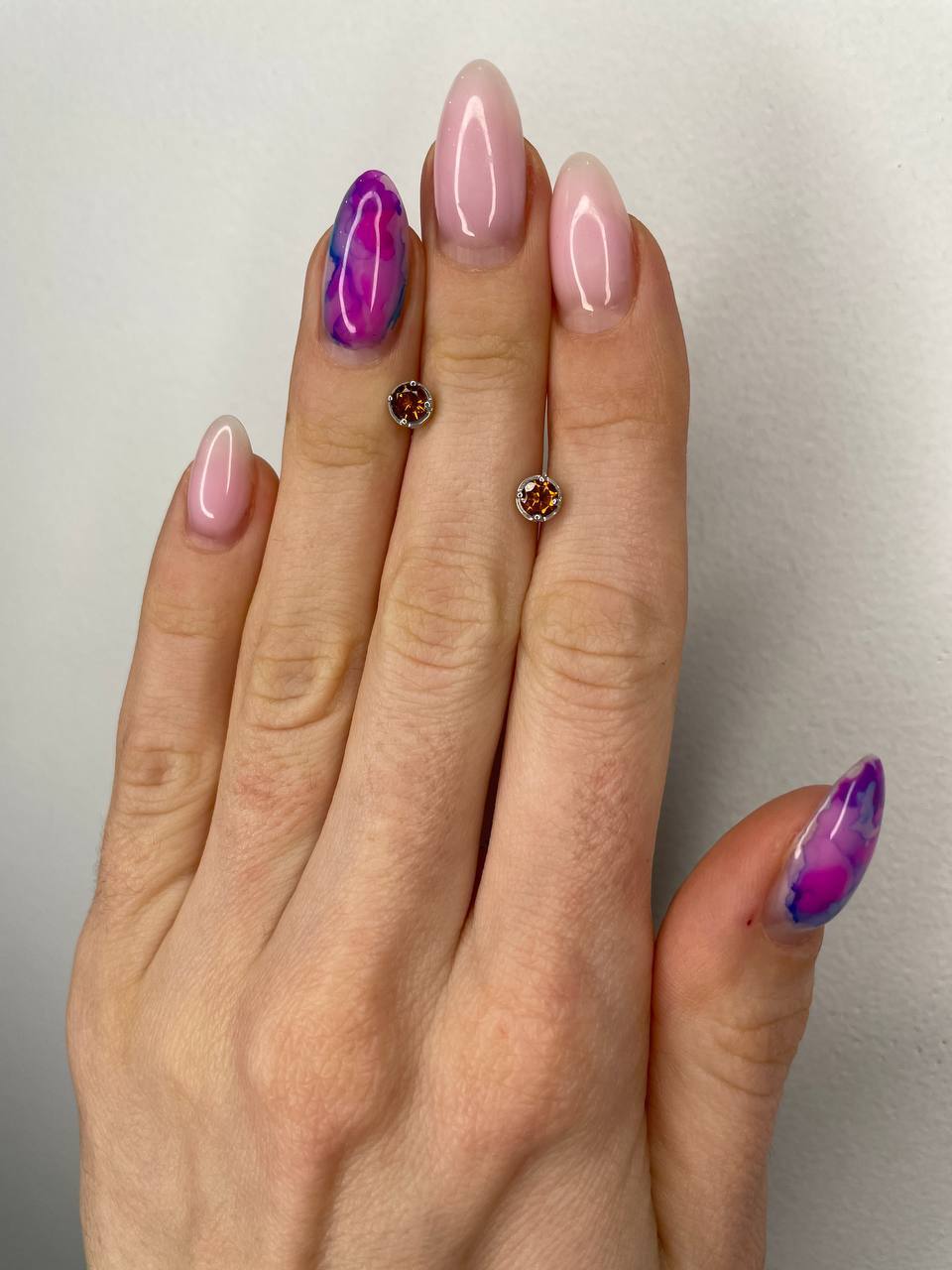 Sidabriniai užsukami auskarai su oranžiniais granatais